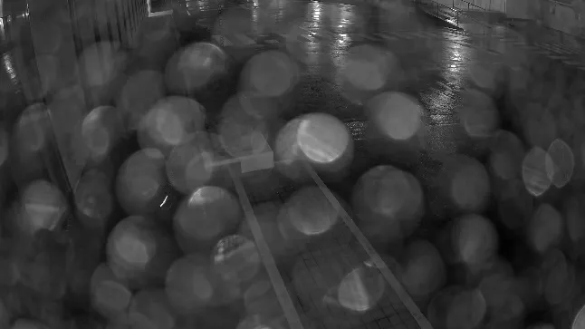 親水コート無しで水滴に赤外線LEDが反射して識別不可